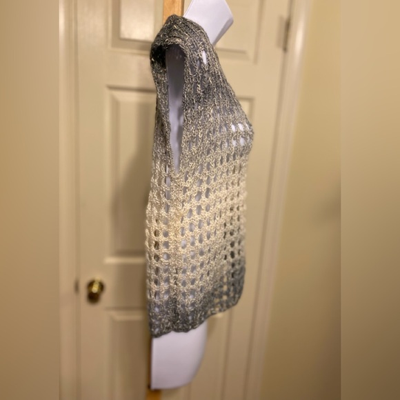Lovely hand crochet ombré gray/cream cap sleeve top, Size: M - Picture 3 of 5